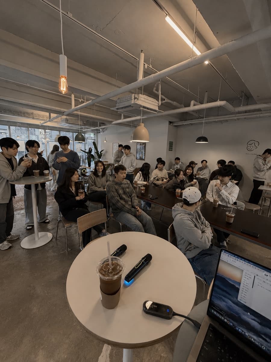 팀이 카페 공간에서 대화하는 장면