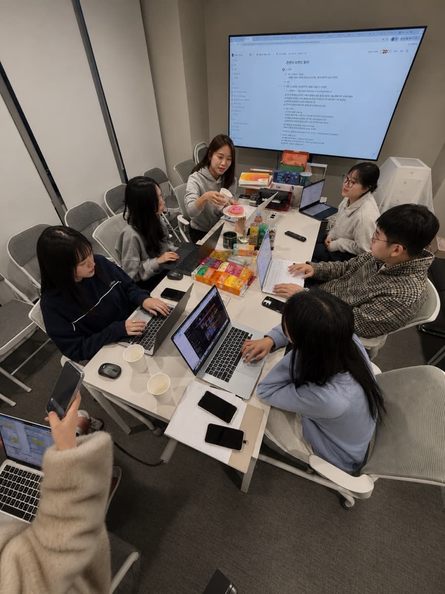 회의실에서 팀이 함께 일하는 장면